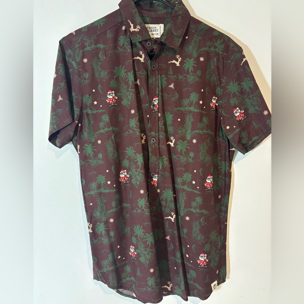 Free Planet Men’s Short Sleeve Button Down Santa Christmas Vacation Brown Shirt
